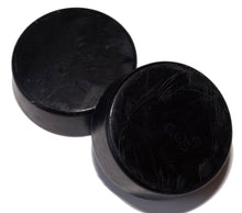 Charger l'image dans la galerie, Aloe, charcoal, tamanu and tea tree essential oil make this an excellent soap to cleanse your face.