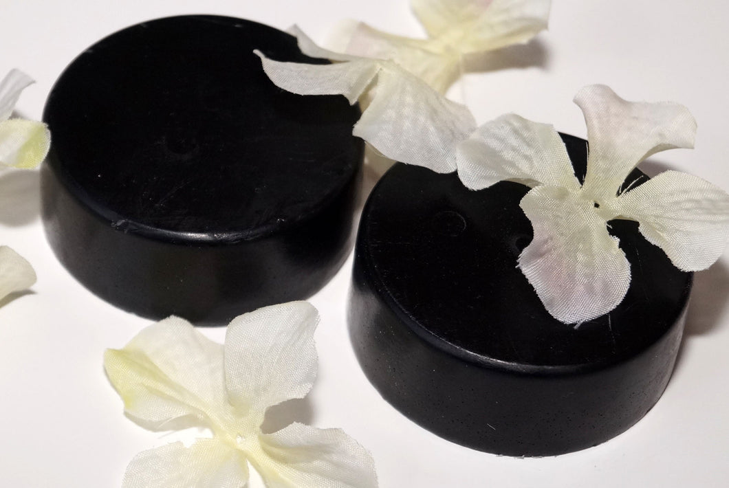 Aloe, charcoal, tamanu and tea tree essential oil make this an excellent soap to cleanse your face.